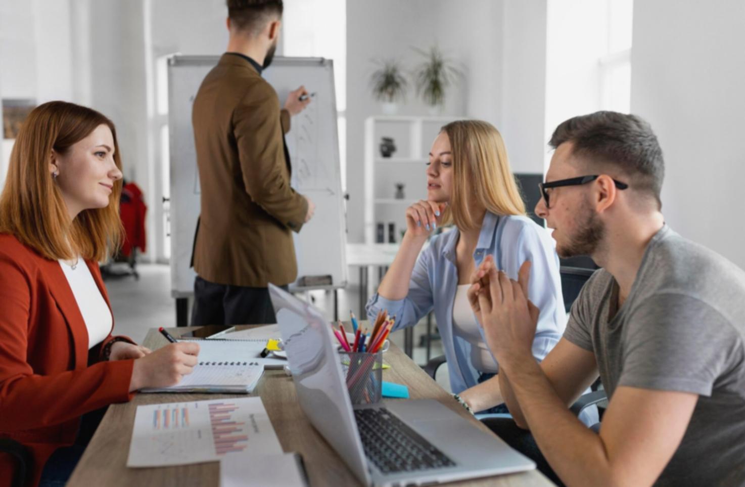 Espacio de trabajo organizado con documentos financieros ordenados