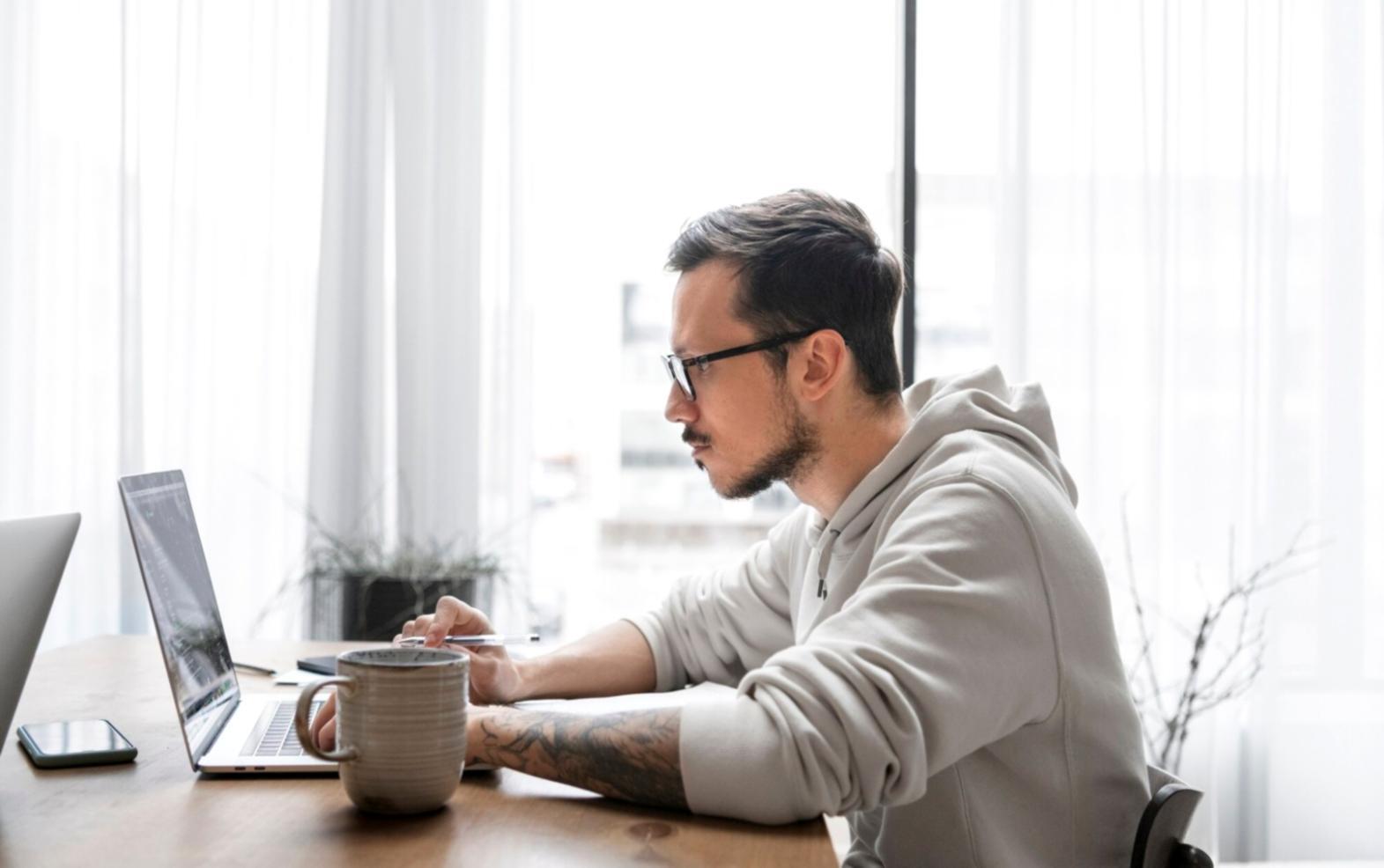 Persona revisando documentos financieros en un espacio tranquilo